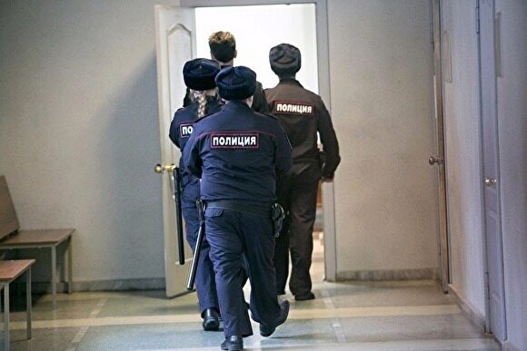 В Москве старшеклассник пытался пронести в школу ножи и бензин