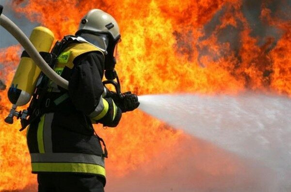 Во Владивостоке начался масштабный пожар на складе
