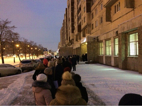 В Петербурге очереди у МФЦ начали собираться с полуночи