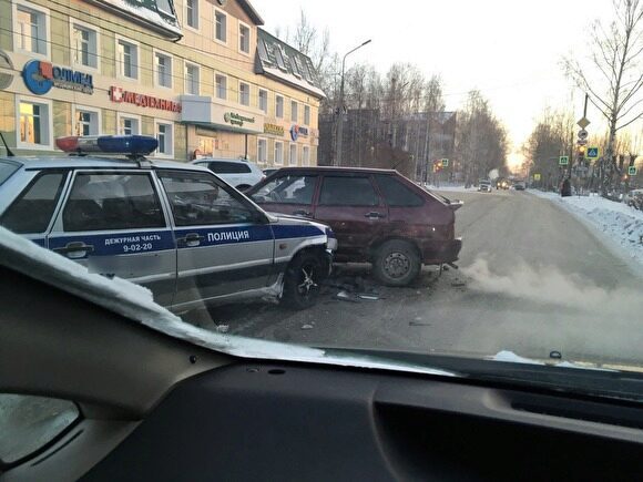 В Серове около поликлиники патрульная машина ДПС попала в аварию