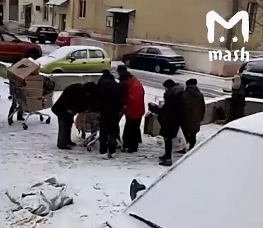 В Серпухове бедные пенсионеры буквально разорвали тележку с просрочкой из магазина