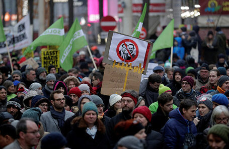В Вене тысячи людей протестуют против руководства Курца