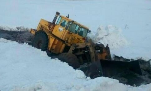 В ЯНАО при обустройстве зимника утонул трактор. Машинист погиб