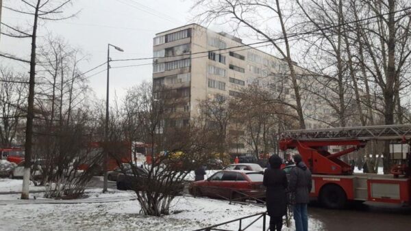 Женщина с сыном выпрыгнула из окна горящей квартиры на Софийской