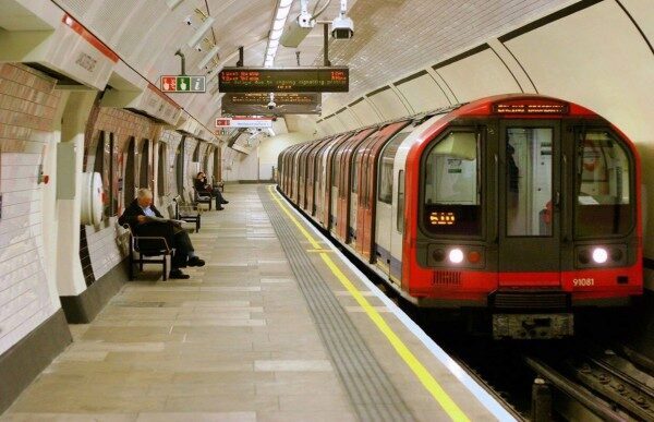 Жительница Лондона сорвала работу 4 линий метро в поисках телефона
