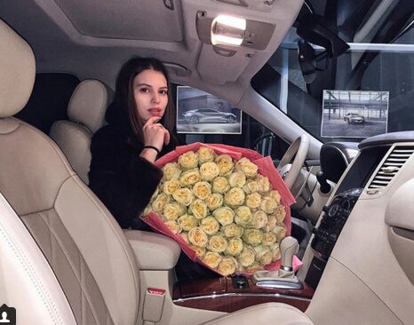 Звезда «Дома-2» Саша Артемова получила в подарок от Евгения Кузина шикарный автомобиль