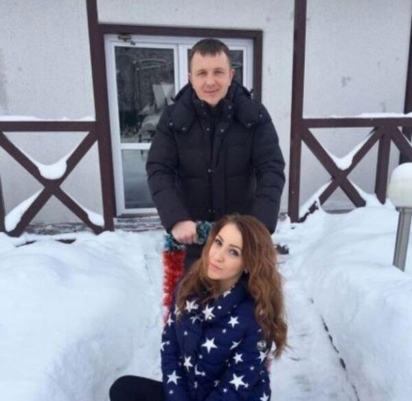 Алена Савкина носит куртку Оли Рапунцель и ходит в протертой до дыр обуви