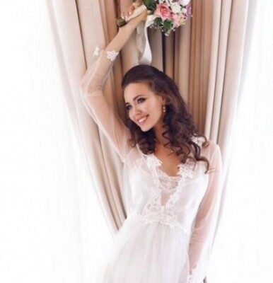 Анастасия Костенко поделилась свадебным снимком в пеньюаре