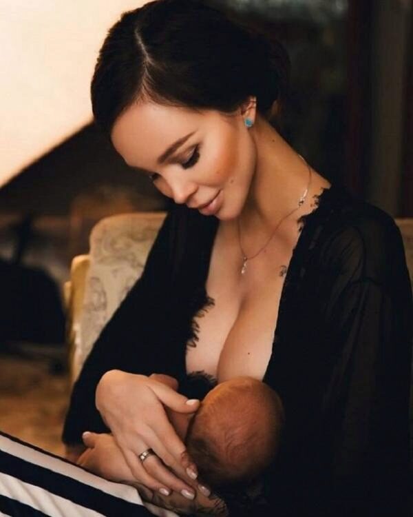 Анастасия Лисова продемонстрировала, как кормит грудью свою малышку