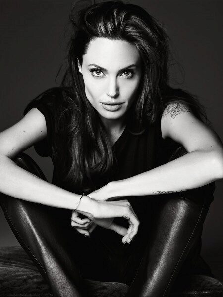 Анджелина Джоли появилась на ковровой дорожке в прозрачном искрящемся платье