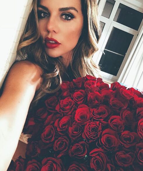 Анна Седокова с букетом красных роз поведала о новом возлюбленном