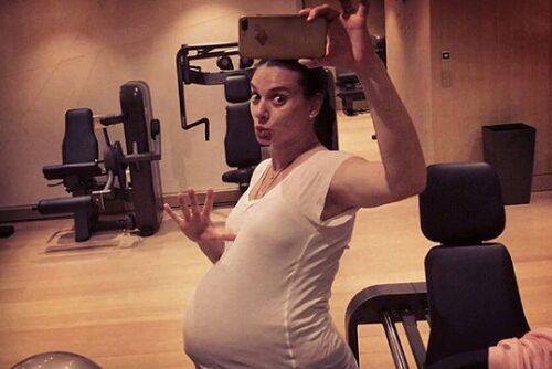 Беременная Елена Исинбаева показала фанатам большой округлившийся живот