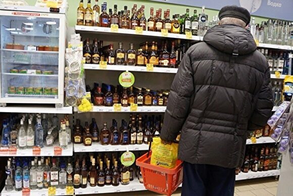 Директору свердловского магазина грозит 8 лет за продажу контрафактного алкоголя