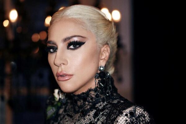 Леди Гага отменила 10 выступлений своего турне из-за сильных болей