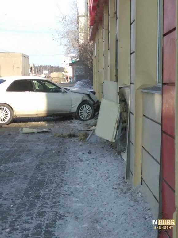 Легковой автомобиль в Екатеринбурге врезался в магазин