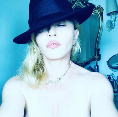 Мадонна порадовала поклонников голым фото в Instagram