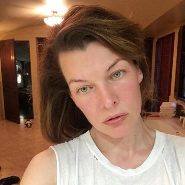 Милла Йовович опубликовала в Instagram фото без макияжа