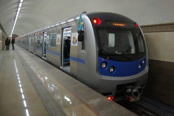 На станции метро «Маршала Покрышкина» поздравили 50-миллионого пассажира