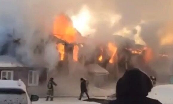На Ямале снова сгорела деревянная «двухэтажка». Есть пострадавшие, эвакуировано 40 человек