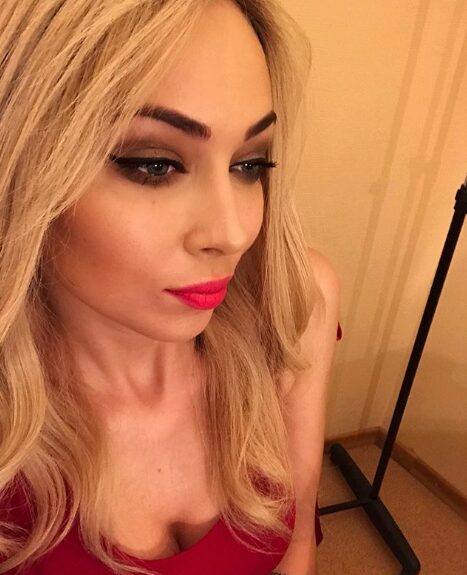 Настасья Самбурская для новой роли перевоплотилась в эффектную блондинку