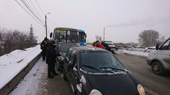 Непогода в Челябинске спровоцировала ДТП с участием двух автобусов и легковых автомобилей