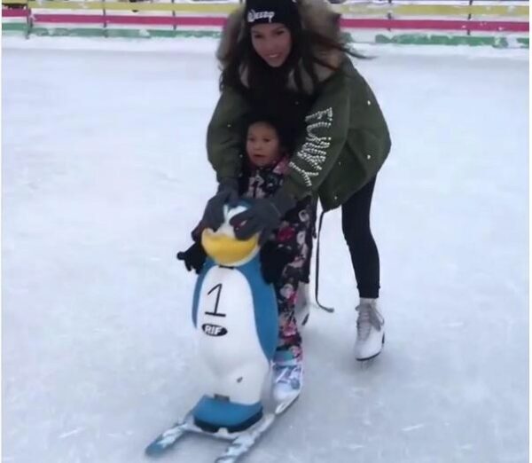 Оксана Самойлова покатала дочь на коньках и подарила ей «самый лучший день в жизни»