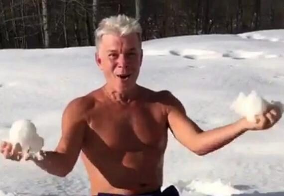 Олег Газманов показал на видео, как расслабляется после бани в снегу