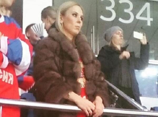 Пелагея поддержала мужа на хоккейном матче в роскошной шубе