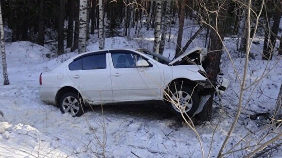Под Екатеринбургом машина на изношенной резине врезалась в дерево: пострадали 3 человека