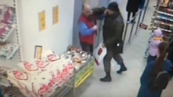 Покупатель жестко атаковал охранника в липецком супермаркете (видео)