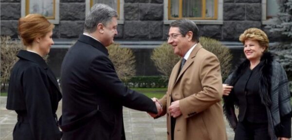 Порошенко поздравил президента Кипра с переизбранием