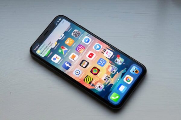 Смартфон iPhone X в России подешевел на 20 тысяч рублей