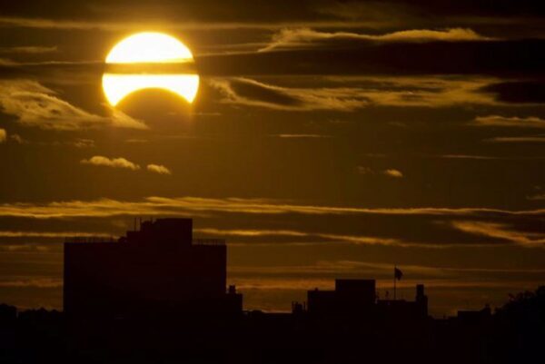 Солнечное затмение 15 февраля 2018 решит жизненную задачу для многих, однако есть одно «но», предупредили ученые