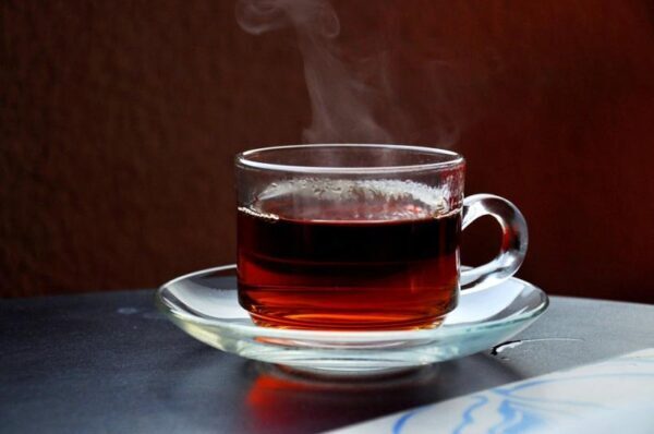 Ученые: Употребление горячего чая вместе с алкоголем и курением увеличивает риск заболевания раком