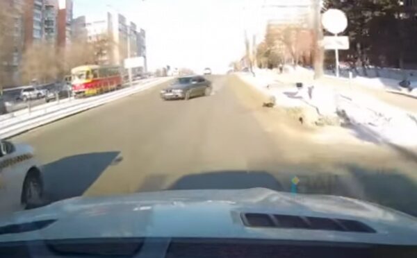 В Барнауле осуждают опасный дрифт BMW, попавший на видео