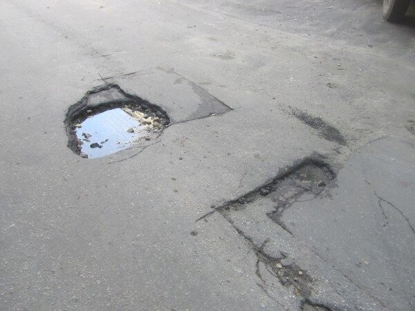 В Брянской области ВАЗ провалился под воду на дороге