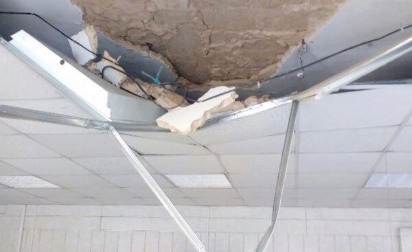 В Чите на почте упал потолок на людей, трое пострадали