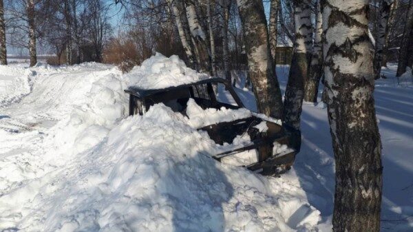 В Костромской области угонщики закопали легковушку на кладбище
