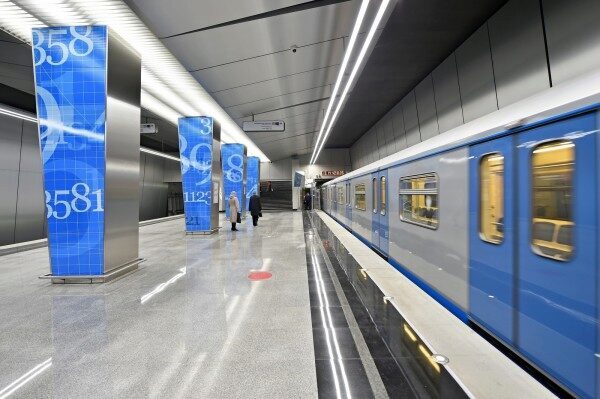 В Москве на станции метро "Кунцевская" мужчина упал под поезд