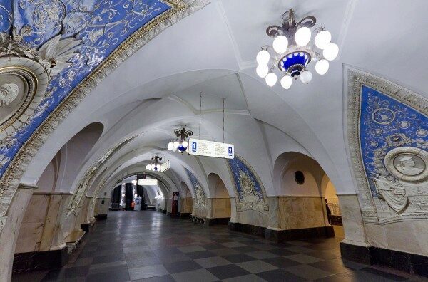 В Москве на «Таганской» станции метро пьяный студент упал на рельсы