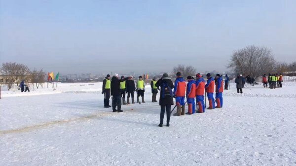 В Омске чиновники играют в хоккей в валенках
