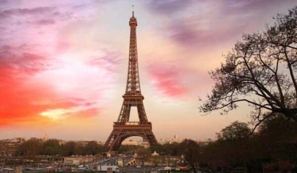 В Париже из-за плохих погодных условий закрыли Эйфелеву башню