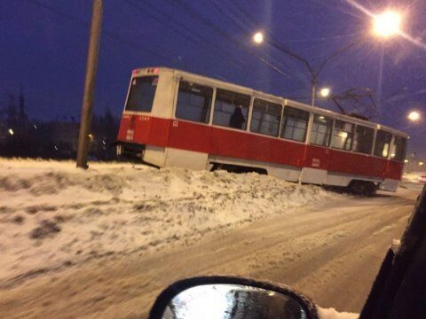 В Саратове трамвай съехал с рельсов на дорогу