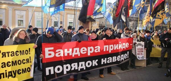 В шести городах Украины пикетируют польские консульства