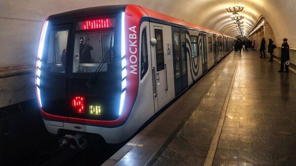 В тоннеле метро Москвы застрял поезд с пассажирами