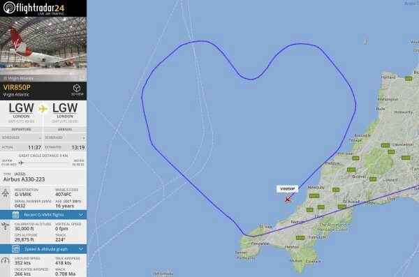 В Великобритании пилоты нарисовали в небе огромное сердце