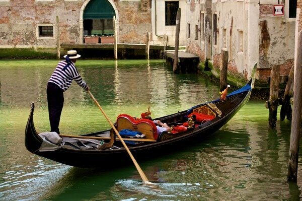 В Венеции гондольеры остались без работы из-за пересыхания каналов