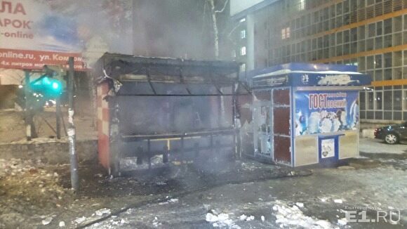 В Екатеринбурге сгорел еще один ларек с шаурмой. Он вспыхнул через 2 часа после установки