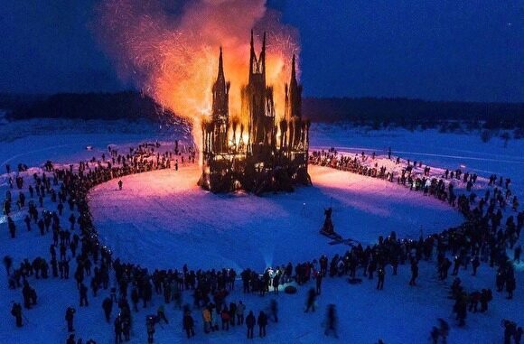 В Калужской области на Масленицу сожгли макет католического собора