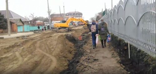 Жители Краснодара опубликовали ужасные фото дороги, по которой вынуждены ходить школьники